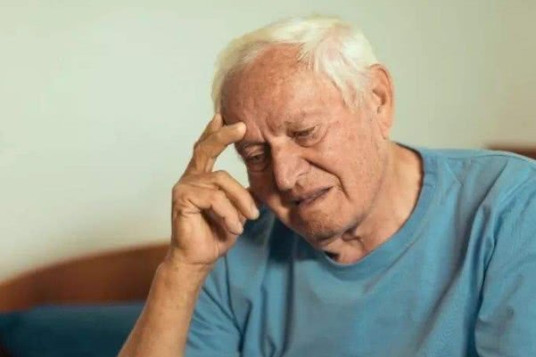 為什么會(huì)出現(xiàn)老年癡呆？老年癡呆一般的誘發(fā)條件！