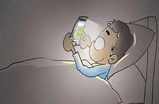 晚上睡覺玩手機(jī)的危害有哪些？睡覺前玩手機(jī)有何影響？